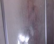 В душевой кабинке сношает в зад блондинку